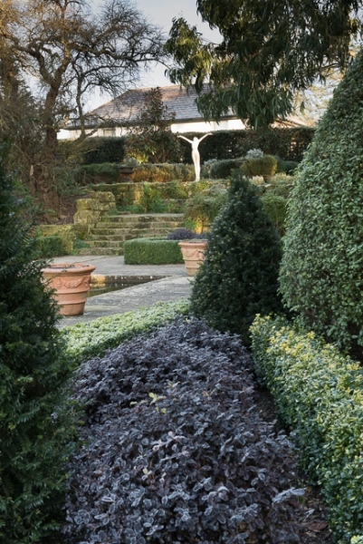 Statue of a woman with outstretched arms in the Italianate garden